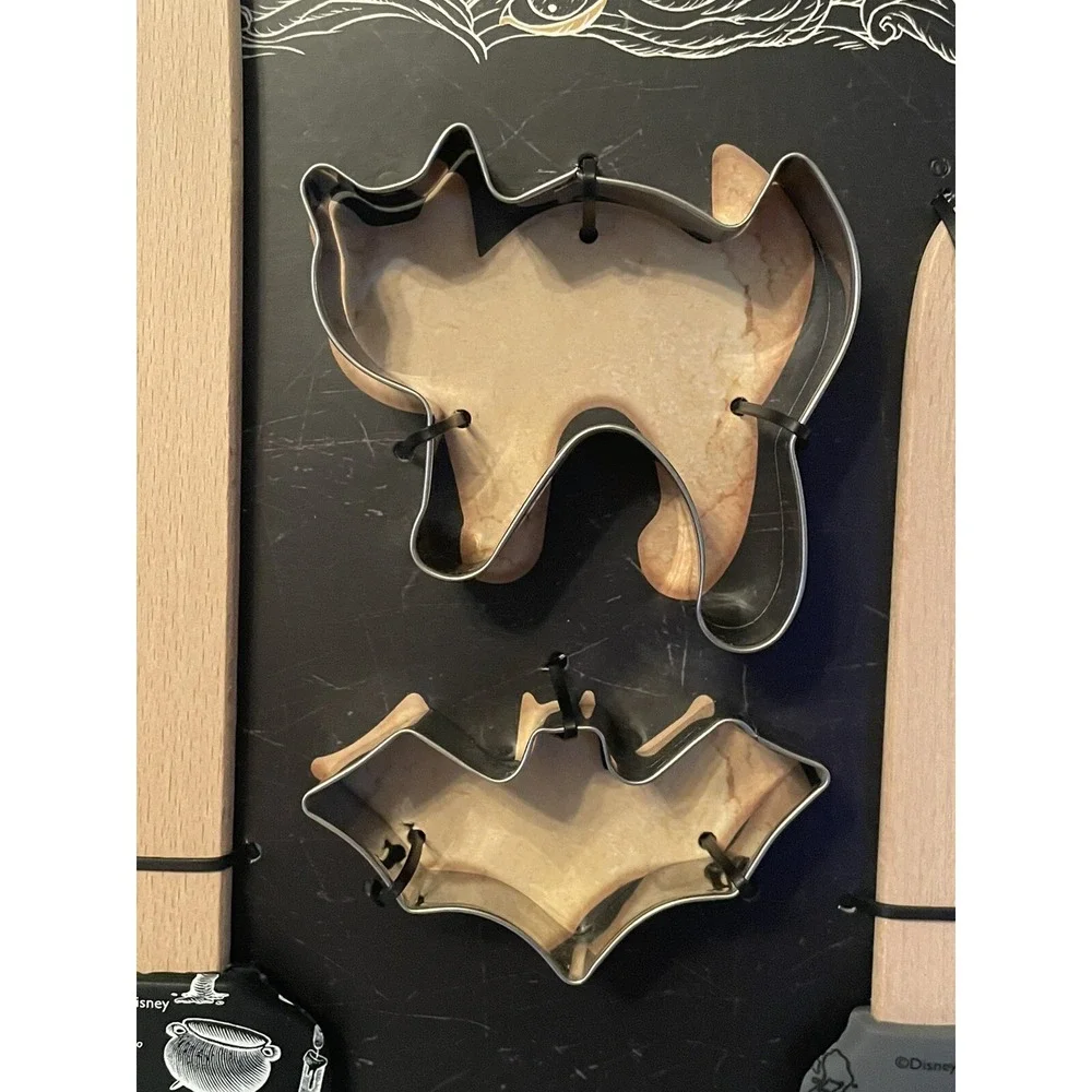 NEW Disney Hocus Pocus 4 Piece Silicone‎ Spatula & Cookie Cutter Set
